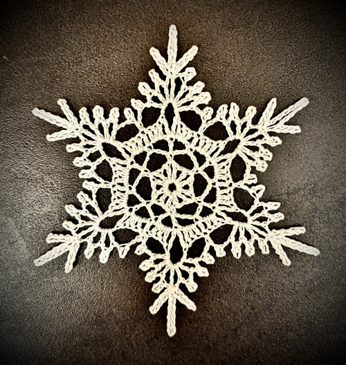 Háčkovaná vločka - cca 12 cm.