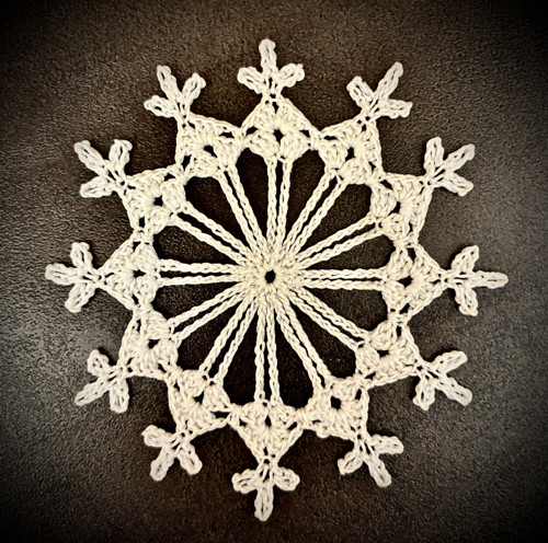 Háčkovaná vločka - cca 10 cm.