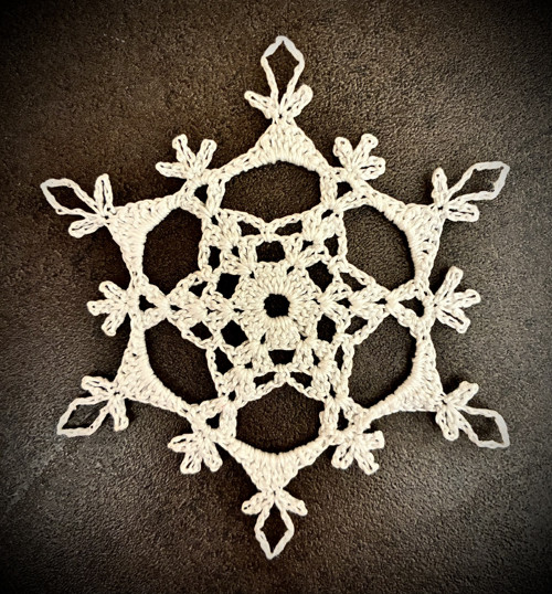 Háčkovaná vločka - cca 11,5 cm.