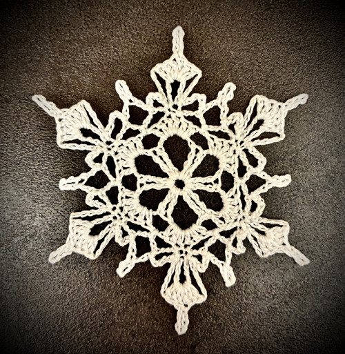 Háčkovaná vločka - cca 10 cm.