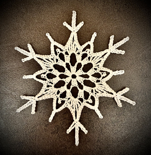 Háčkovaná vločka - cca 12 cm.