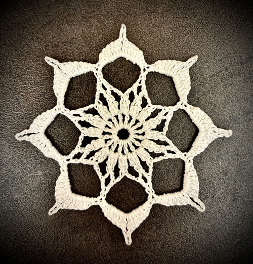 Háčkovaná vločka - cca 9,5 cm.