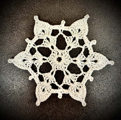 Háčkovaná vločka - cca 8 cm.