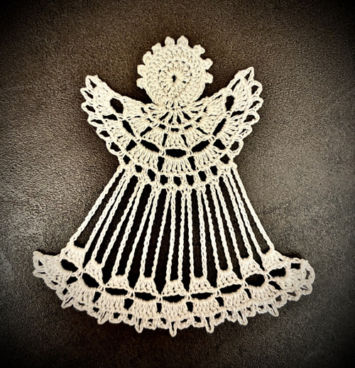 Háčkovaná ozdoba - andílek - cca 11 cm.