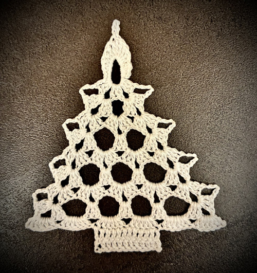 Háčkovaná ozdoba - stromeček - cca 10,5 cm.