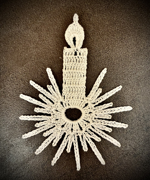 Háčkovaná ozdoba - svícen - cca 11,5 cm.