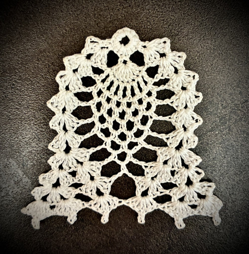 Háčkovaná ozdoba - zvoneček - cca 8,5 cm.
