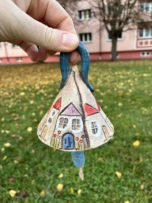 Keramický zvonek s domečky — foto 1