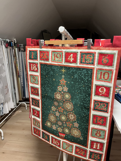 Šitý adventní kalendář z bavlny se zlatotiskem