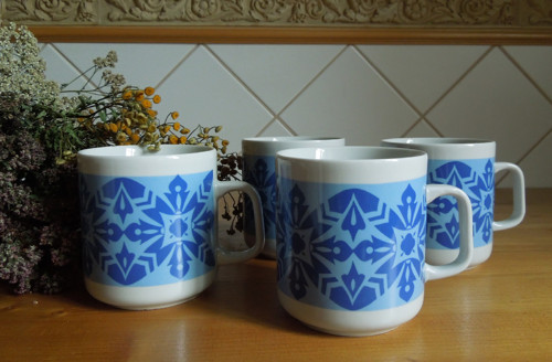 Snídaňový porcelánový hrnek