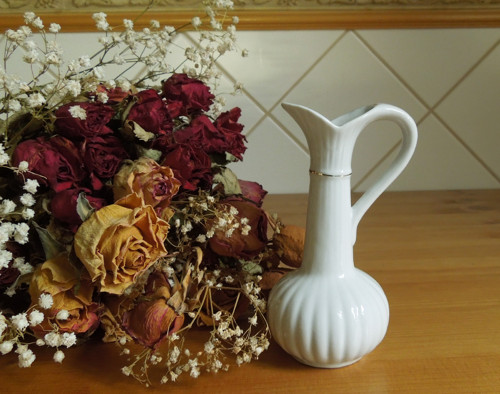 Malá porcelánová vázička