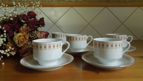 Porcelánové šálky s podšálky