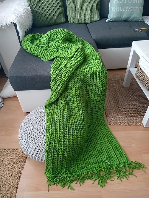 Háčkovaný HYGGE PREHOZ na kreslo zelený