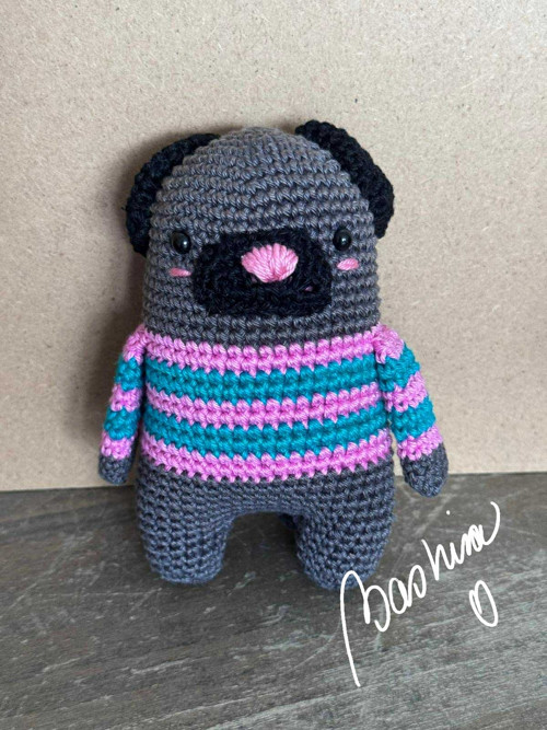Háčkovaný mops 007