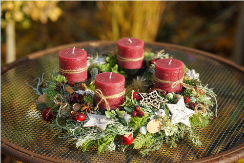 Adventní věnec na kovovém svícnu v bordó