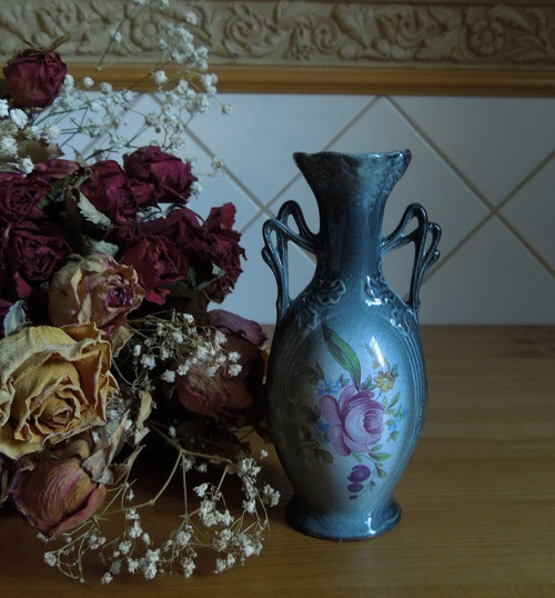 Porcelánová vázička s růžičkou