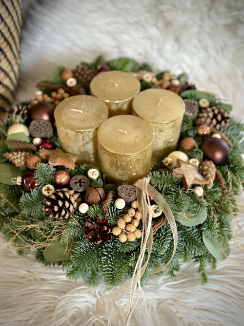 Adventní věnec ve zlaté