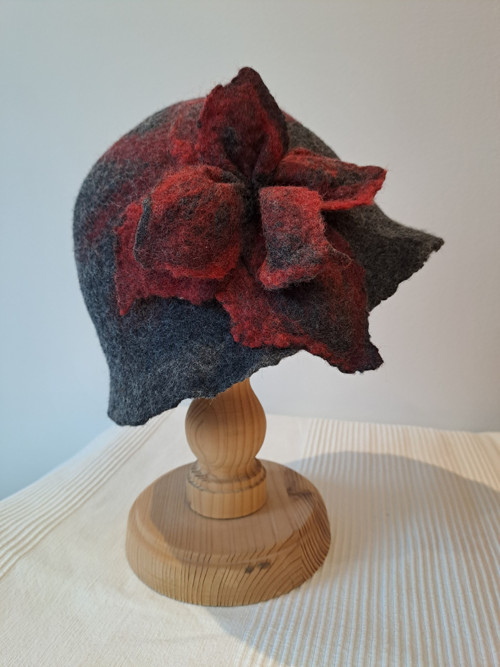 Elegantní klobouk s květinou