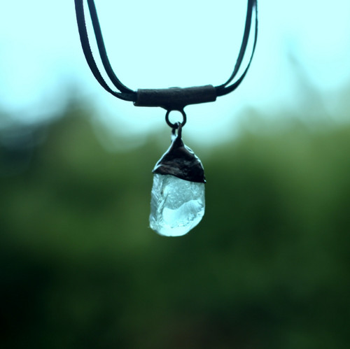 Kovový šperk s aquamarínem