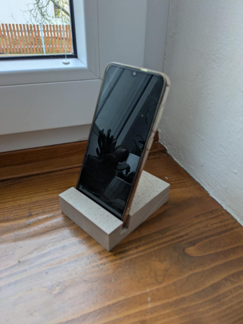 Dřevěný stojan na mobil