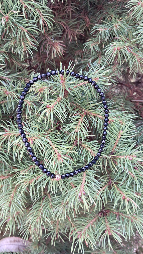 Spinel broušený