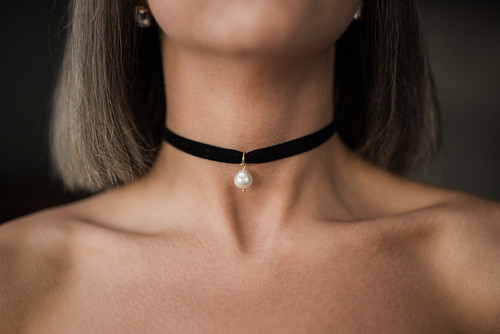 Sametový choker se sladkovodní perlou
