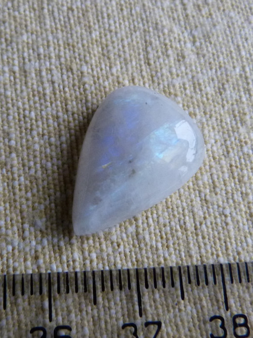Měsíční kámen pravý - 2 cm (MKP8)