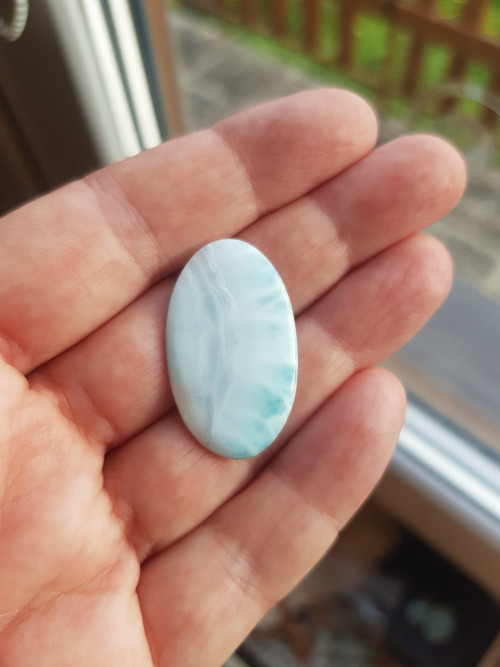 Kabošon sněhobílomodrý larimar