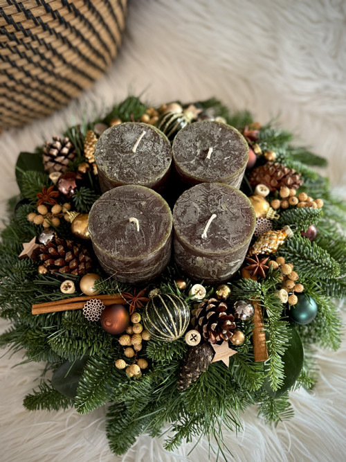 Adventní věnec z neopadavé jedle zelená a zlatá