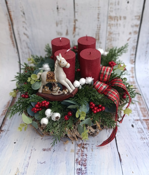 Adventní svícen v přírodním tónu s koníkem