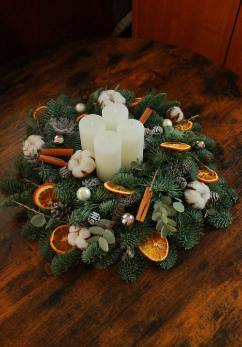 Bílý adventní věnec s pomeranči — foto 1
