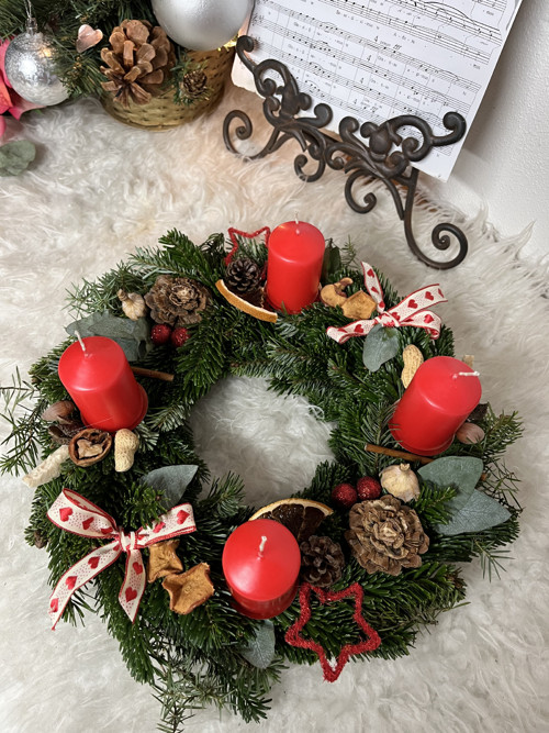 Adventní věnec se srdíčkovou mašličkou