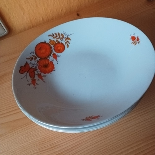 Tři hluboké talíře