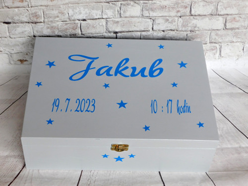 Dřevěný box se jménem a datem narození