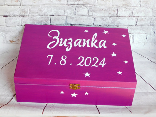 Dřevěný box se jménem a datem narození