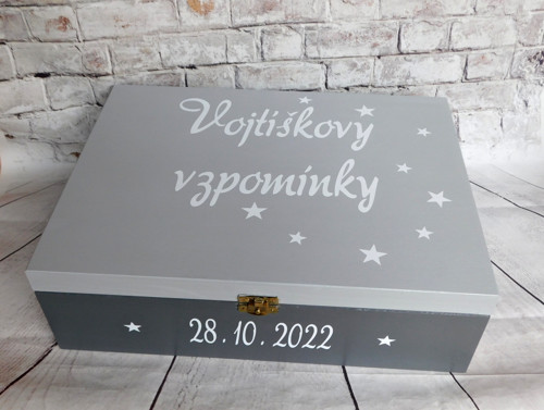 Dřevěný box se jménem a datem narození