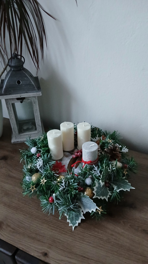Adventní věnec přírodní se zlatými prvky