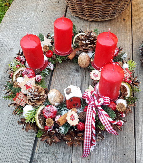 Adventní věneček s domečkem — foto 1