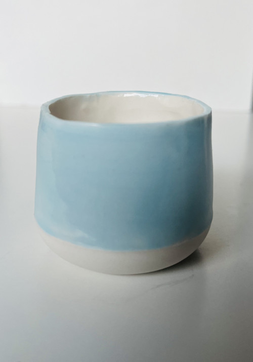 Porcelánový kalíšek bleděmodrý