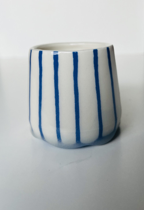 Porcelánový kalíšek pruhovaný