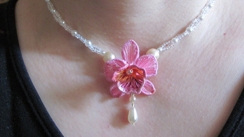 Orchidej, Cattleya tmavší, náhrdelník