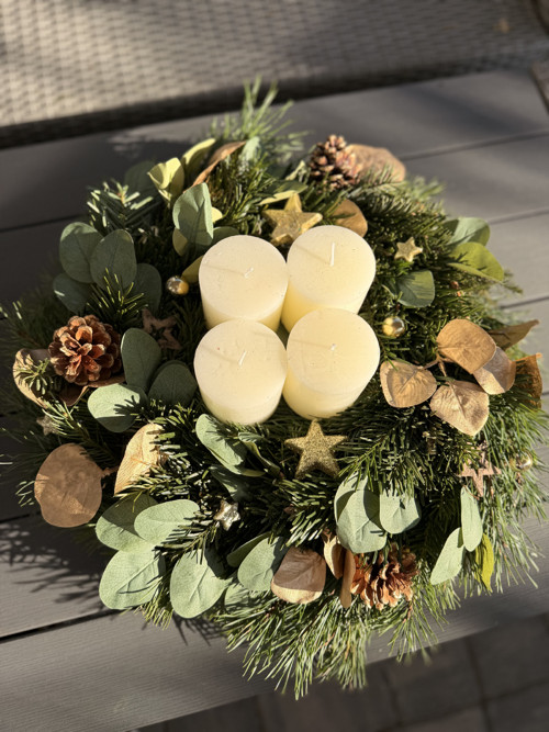 Zlatý adventní věnec s eucalyptem a šiškami