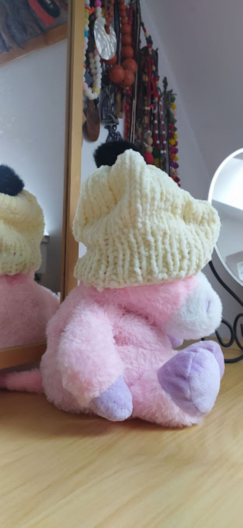 Pletená SMETANOVÁ čepička s bambulí