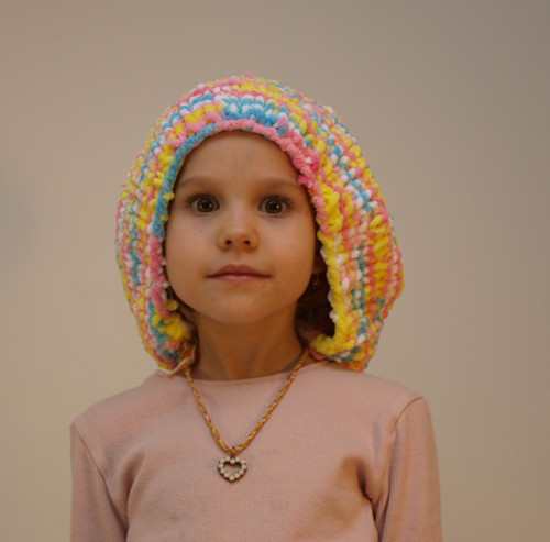 Pletená DUHOVÁ čepice s bambulí