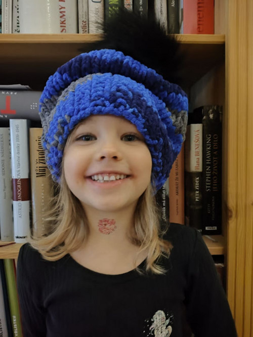Pletená MODRODUHOVÁ čepice s bambulí