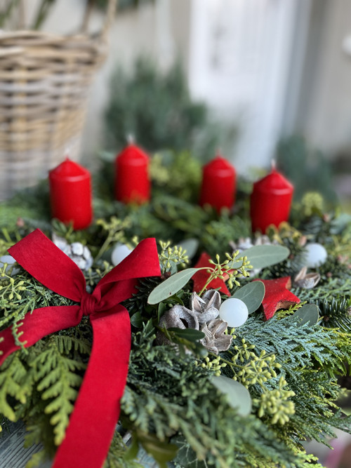 Adventní věnec v červené barvě — foto 1
