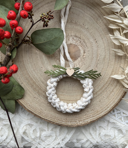 Mini macrame bílá vánoční ozdoba se zlatou nitkou