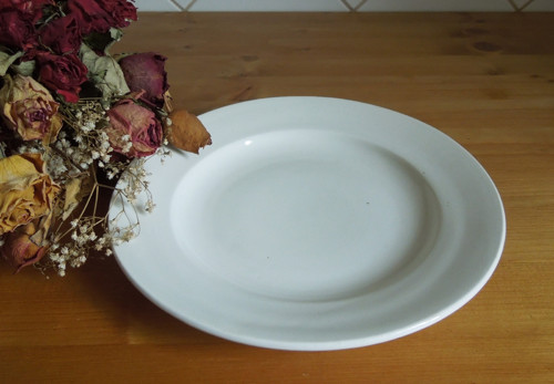 Bílý porcelánový talíř, Ditmar-Urbach