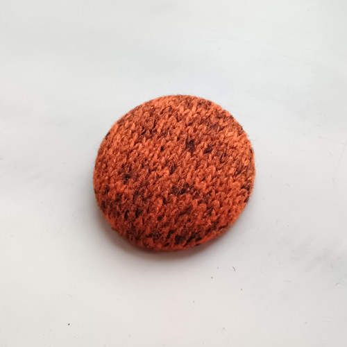 Oranžový svetr – brož