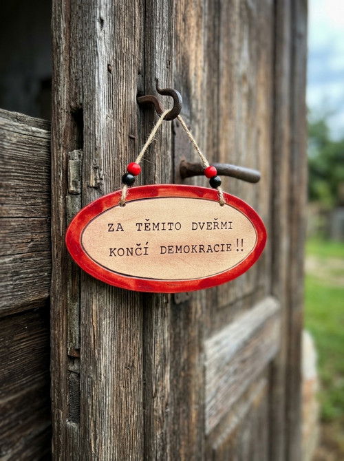 . 205 Keramická cedulka s vtipným textem o kázni